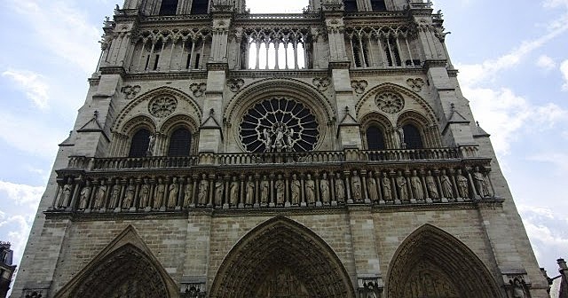 Fi de la construcció de la catedral de Nôtre Dame de París
