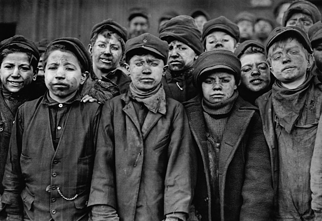 Siglo XIX - Principios del Siglo XX : January 1911, Hughestown, Pennslyvania, USA — Child Coal Mine Workers — Image by © CORBIS, luego de la revolucion industrial los niños de clases pobres son enviados a trabajar a la minas y en los talleres fabriles.