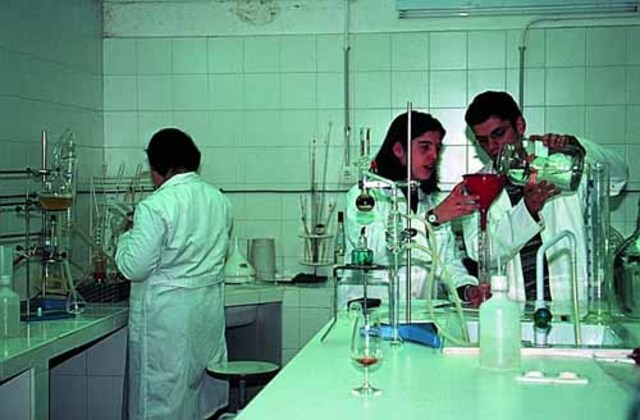 Vygotski: crea un laboratorio de psicología para la infancia anormal, transformado, luego, en el Instituto de Defectología Experimental de la Comisaría del Pueblo para la Educación, la que él tendrá la misión de presidir.