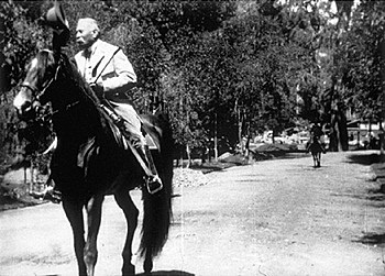 “El presidente de la república paseando a caballo en el bosque de Chapultepec”