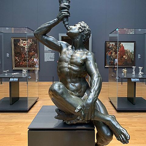 Triton soplando una concha