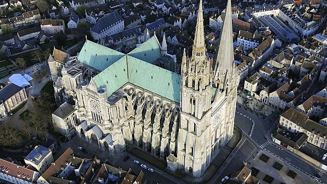 Cuando hablamos de la arquitectura gótica tenemos que mencionar que esta disciplina surgió más o menos en el año 1140 en Francia.