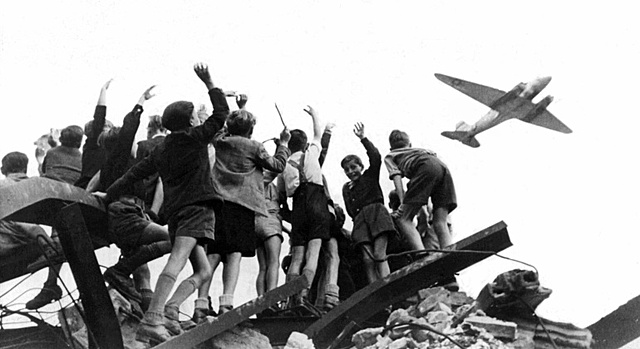 Bloqueig terrestre de Berlín, la RFA i l'OTAN