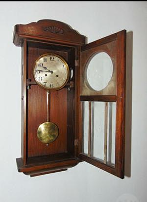 Se inventa el reloj de péndulo