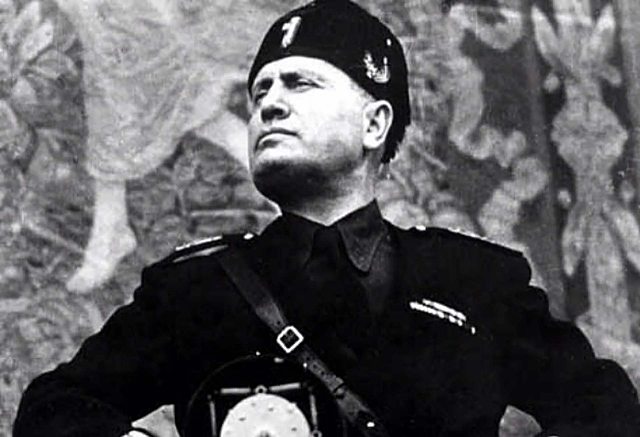 Mussolini, el cap del govern Italià, declara la guerra a França.