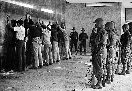 Comienzo de la matanza de Tlatelolco