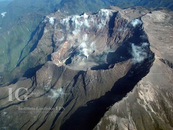 Erupciona el volcán Pichincha.