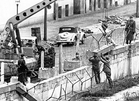 Creación del muro de Berlín.