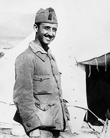 Primer ascenso por méritos de guerra (Septiembre) tras la batalla de Izarduy. Neutralidad en la Guerra Mundial.