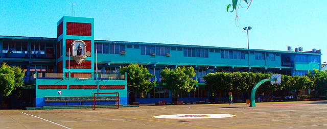 Consiguió que se suspende la  expulsión y se crearon 3 nuevos colegios.