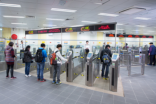 Hong Kong closes borders