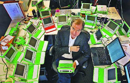 Nicholas Negroponte puso en marcha el proyecto «Un ordenador personal por niño»
