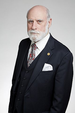 Vinton G cerf introdujo el termino internet