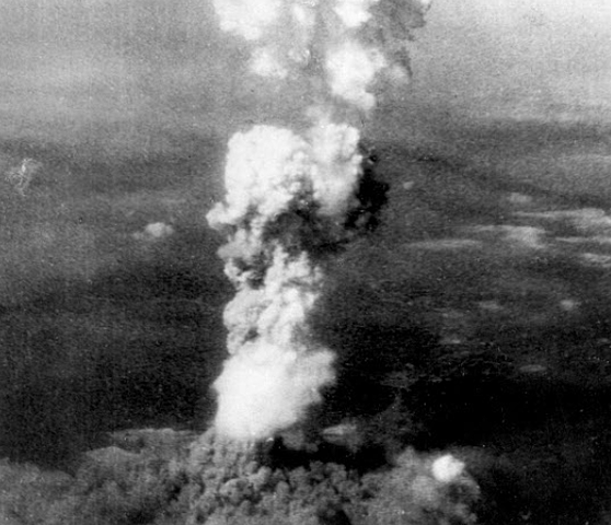 EEEUU lanza la Bomba atómica sobre Hiroshima, Japón.