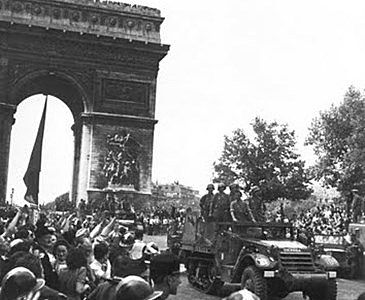 Les forces franceses lliures entren a la capital francesa