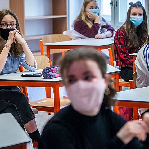 Putin eases Russian lockdown as cases rise