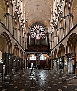 Het interieur van Romaanse Kerk