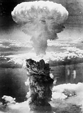 hiroshima is destroed by the atomic bomb.