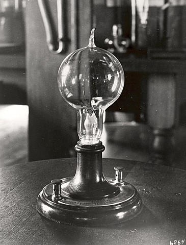 Incandescent light bulb