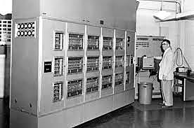 Aparece el primer LMS llamado plato,