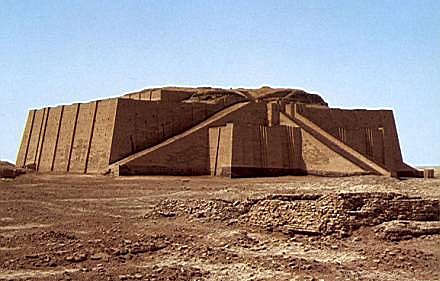 Inicio de la construcción del zigurat de Ur-Nammun