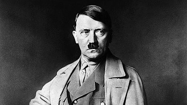 Adolf Hitler se suicida en Berlín.