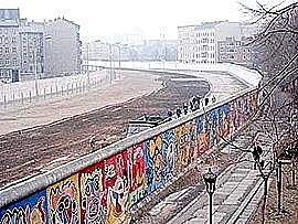 Cae el Muro de Berlín.