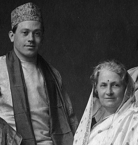 India. Su invito della società Teosofica tiene un corso a Adyar, vicino Madras