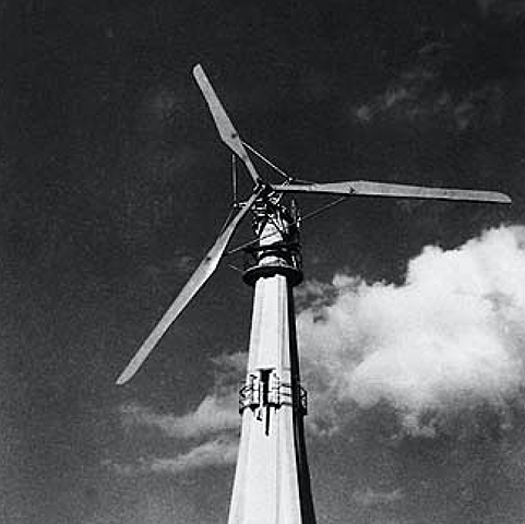 La première éolienne tripale.