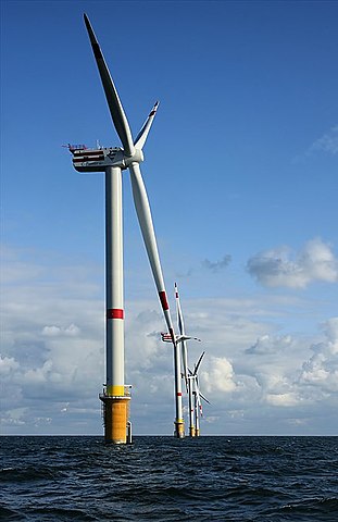 Les éoliennes sur mer.