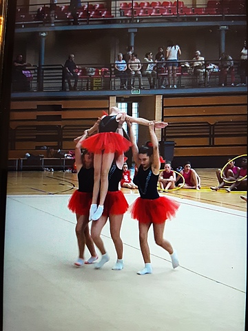 EXHIVICIÓ DE GIM RITMICA EN EL POLI DEPORTIU.