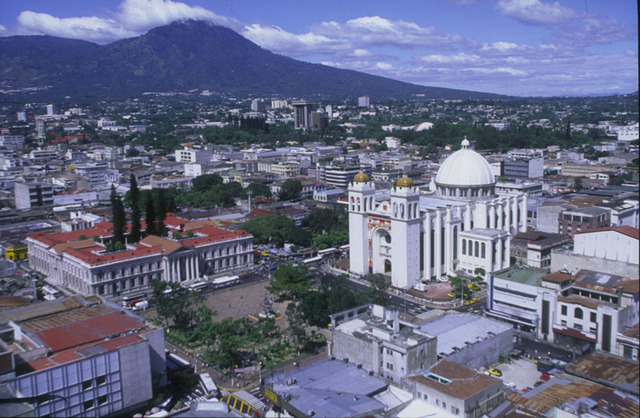 SE FUNDA LA CIUDAD DE SAN SALVADOR