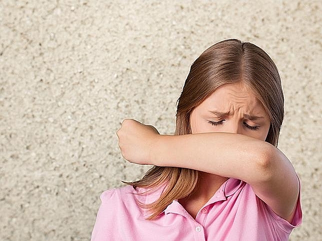 CUBRIRSE LA BOCA AL TOSER Y ESTORNUDAR