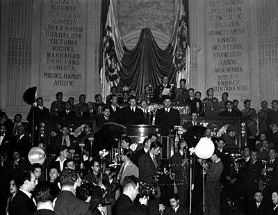 El presidente presenta una iniciativa de ley ante la Cámara de Diputados.