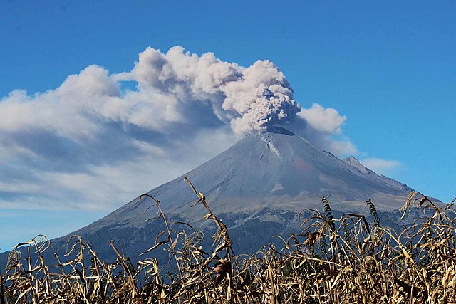 El Popocatépetl hace una fuerte erupción.