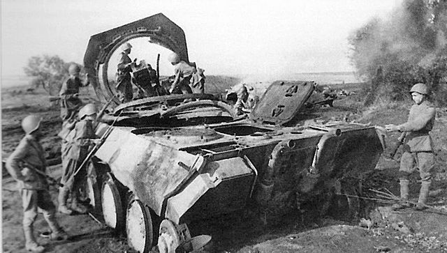Los alemanes lanzan una ofensiva masiva con tanques cerca de Kursk en la Unión Soviética.