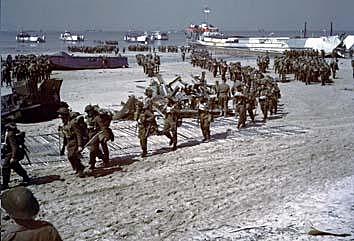 Las tropas aliadas desembarcan con éxito cerca de Anzio, inmediatamente al sur de Roma.