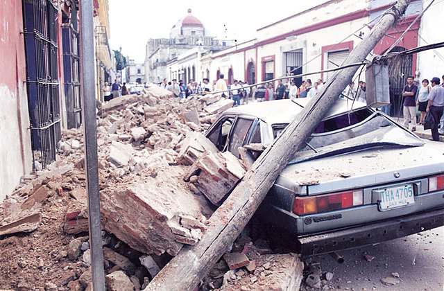 Ocurre un sismo de 7.4 grados Richter en el estado de Oaxaca.
