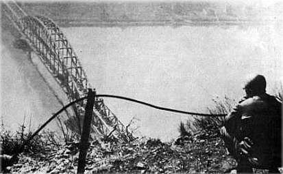 Las tropas estadounidenses cruzan el río Rin en Remagen.