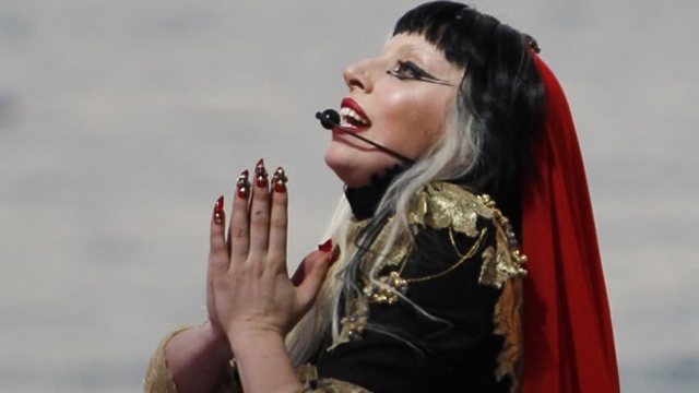 Lady Gaga se presenta en obertura