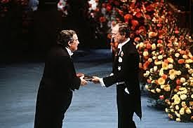 Octavio Paz gana el Premio Nobel de Literatura.