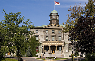 Première université à Montréal