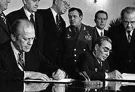 Firma de acuerdos de desarme y reducción de armamento