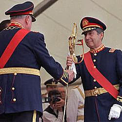 Augusto Pinochet entrega la Comandancia en Jefe del Ejército a Ricardo Izurieta.