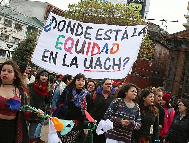 Estudiantes feministas se toman el edificio de la Facultad de Filosofía y Humanidades de la Universidad Austral de Chile, hecho con el que comienza una movilización estudiantil feminista a nivel nacional.