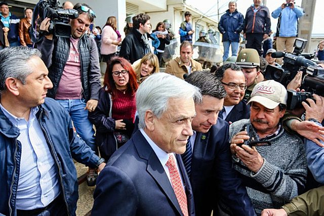 El Presidente Sebastián Piñera es fuertemente abucheado por los habitantes de Quintero,