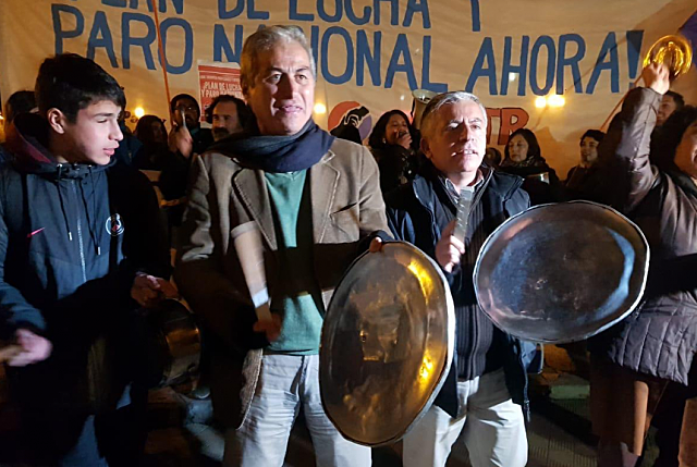 Se realiza cacerolazo masivo en apoyo de las demandas solicitadas por los profesores que se encuentran en paro