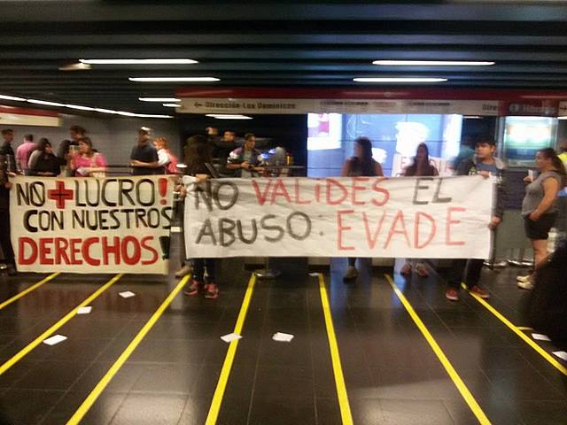 Se realizan evasiones masivas en el Metro de Santiago de Chile en protesta contra el alza de pasajes.