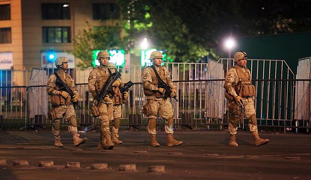 El jefe de plaza de la Región Metropolitana, el general Javier Iturriaga del Campo decreta toque de queda entre las 22 horas y las 7 de la mañana.