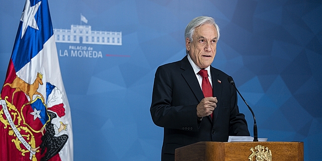 El presidente Sebastián Piñera decreta estado de emergencia en la Región Metropolitana.